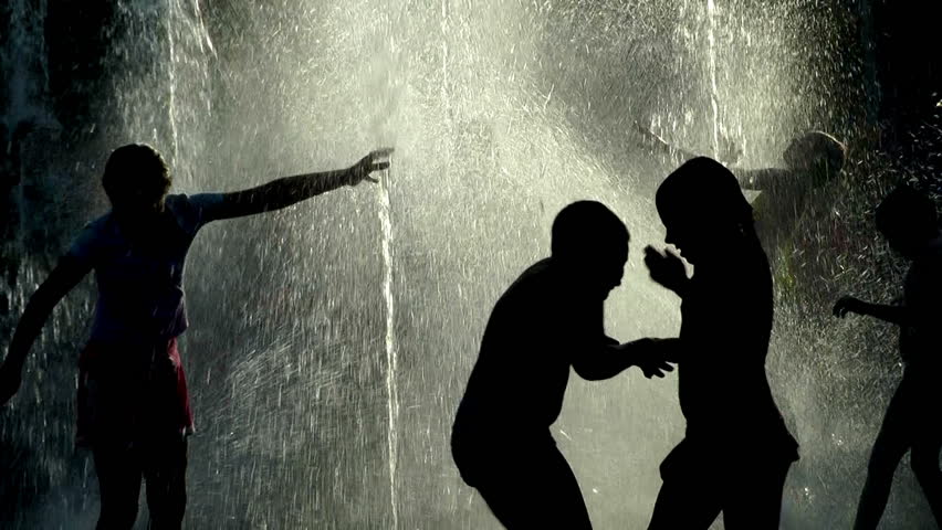 Children bathe in the fountain