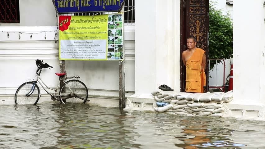 BANGKOK - 30 OCTOBER 2011: Street under flood near Chao Phraya River