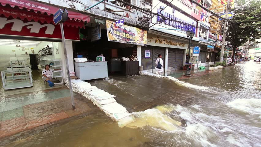 BANGKOK - 30 OCTOBER 2011: Street under flood near Chao Phraya River