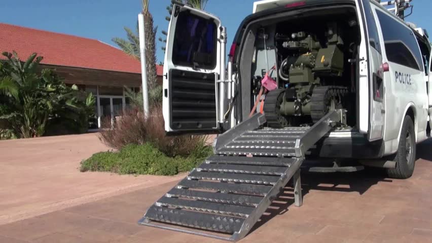 Bomb disposal robot