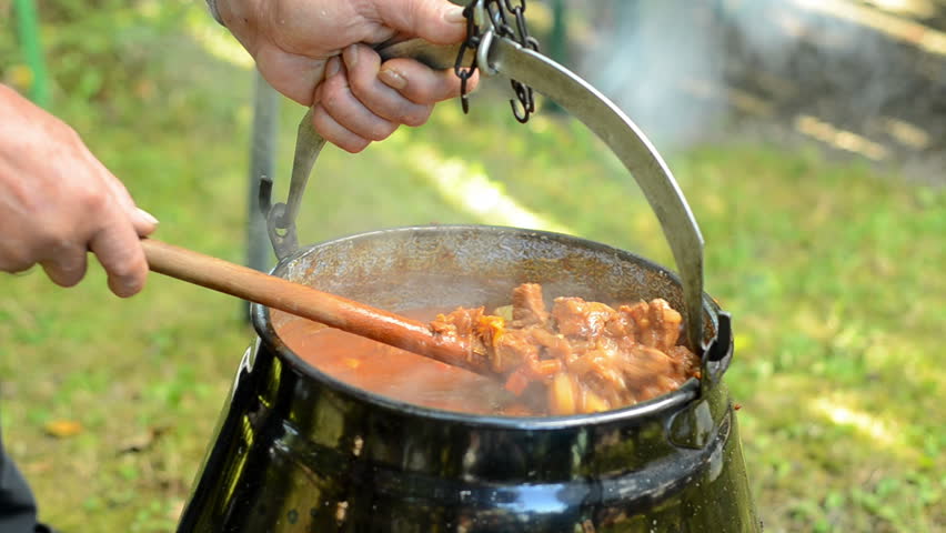 man stire oneÂ´s goulash