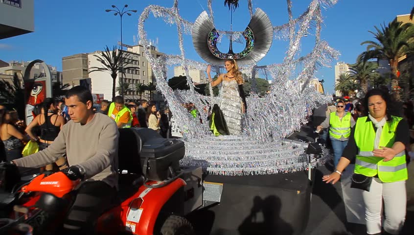 LAS PALMAS DE GRAN CANARIA, SPAIN - FEBRUARY 18: 200,000 masked revelers and a hundred or so festooned cars and floats in the Grande Parade (Gran Cabalgata ) of the Carnival February 18, 2012, Spain 