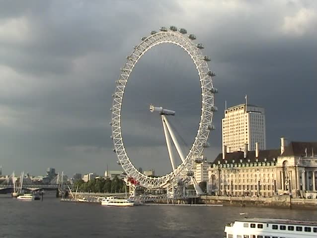 The London Eye in time lapse, seen from Westminster Bridge.