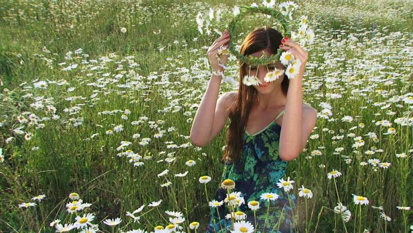 Woman wearing a wreath of daisies.
Wreath of flowers.