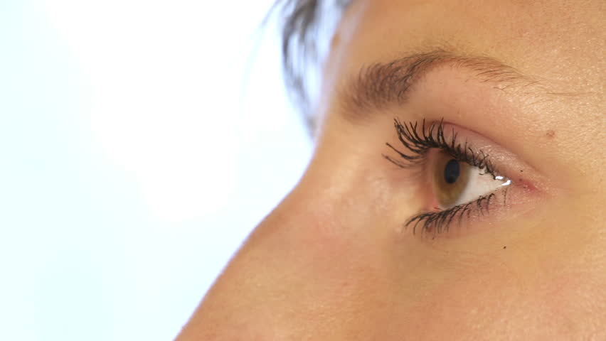 Inserting contact lens