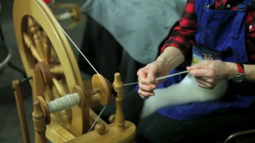 Hand spinning wool to yarn