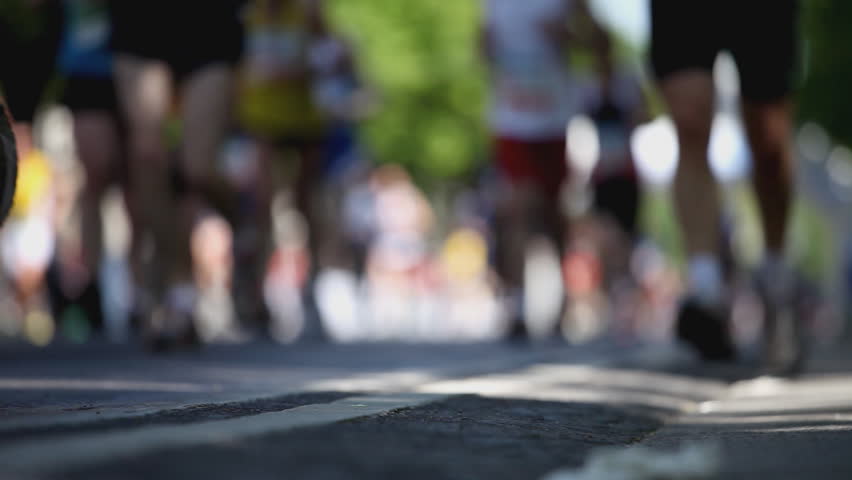 marathon runners close shallow DOF
