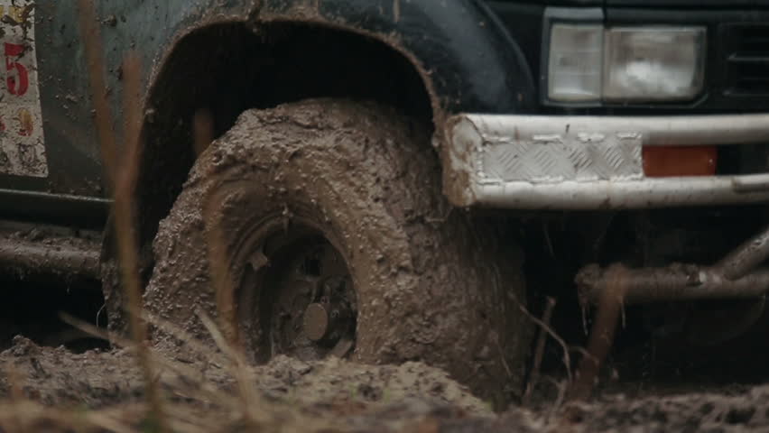 Jeep rides through the mud in the woods