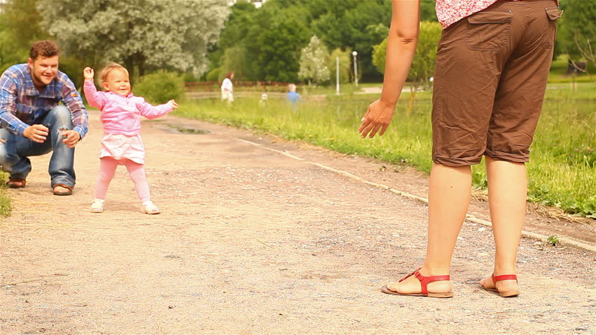 Baby first steps. child comes from the father to the mother.