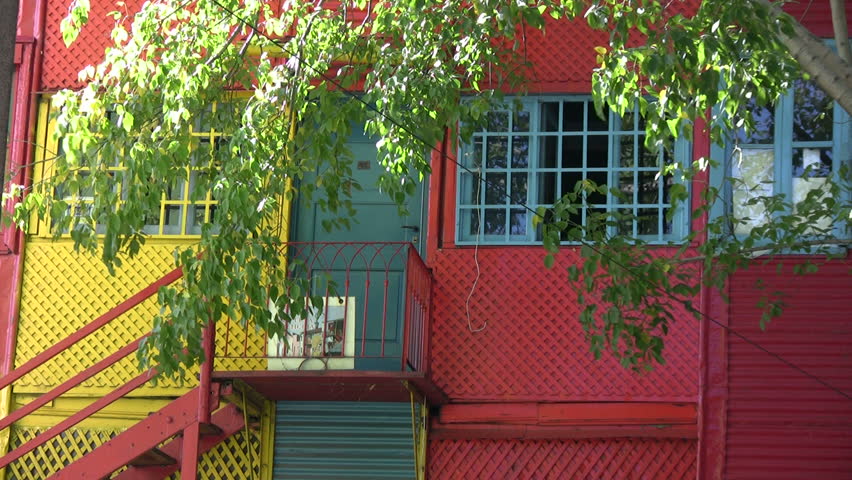 Colorful house front at the emblematic Caminito walk in Buenos Aires, Argentina. The frame-crossing cable is more a feature than a defect (source HDV1080i50, Can. HV30).