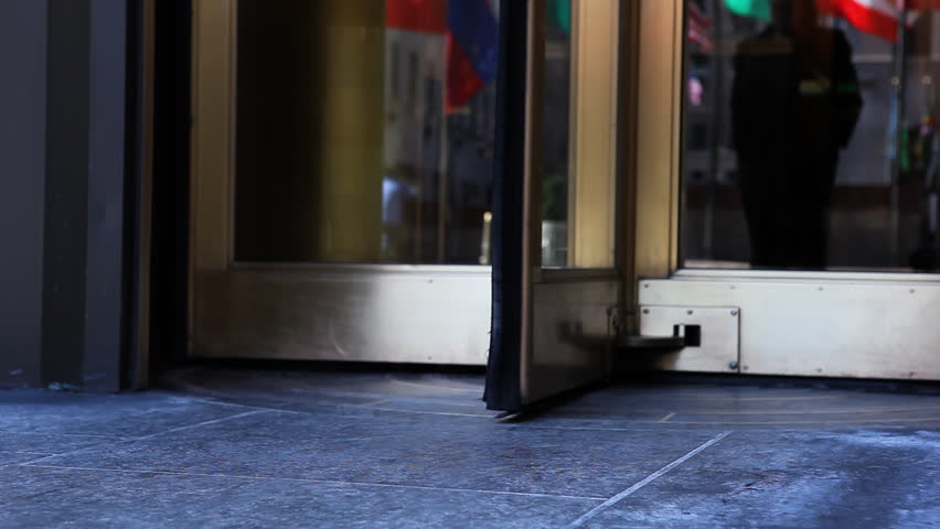 Turnig door entrance of an office building with people entering / HD1080 / 29.97fps