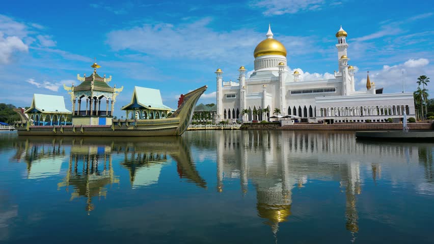 Sultan Omar Ali Saifuddin mosque | Shutterstock