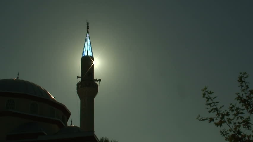 Timelapse sunlight behind minaret on Turkish Mosque