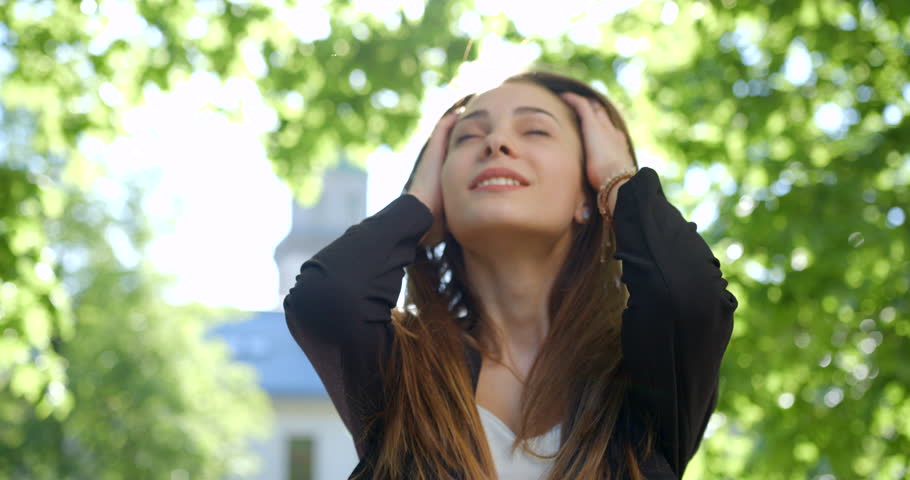 Ветер и юбки. Ветер уносит зонт. Девушка зонт ветер. Ветер и юбки. Зонт в руке.