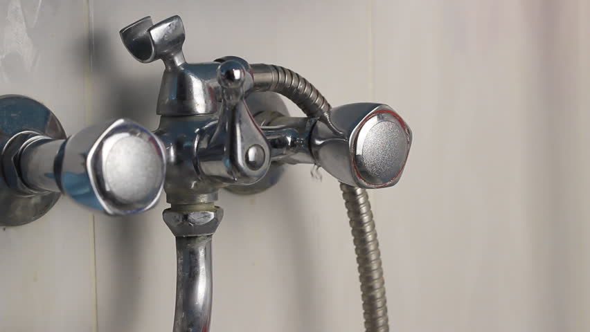 Hd00 08broken In The Bathtub Faucet Water Drips Close Up