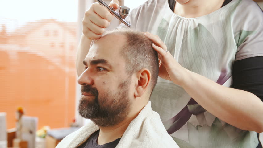 Stock Video Na Tema Airbrushing Man Hair Against Baldness 100