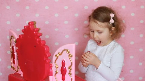 Beautiful Little Girl Paints Her Stockvideos Filmmaterial 100