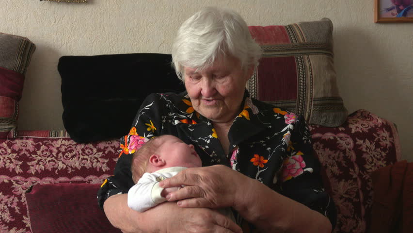 Снится покойная бабушка. Девушка обнимает бабушку. Бабушка обнимает внука иллюстрация. Grandma support. Объятия пожилых.