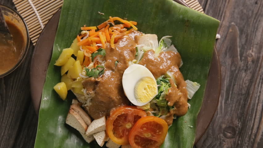  A bowl of spicy tofu stir-fry with colorful vegetables and creamy peanut sauce