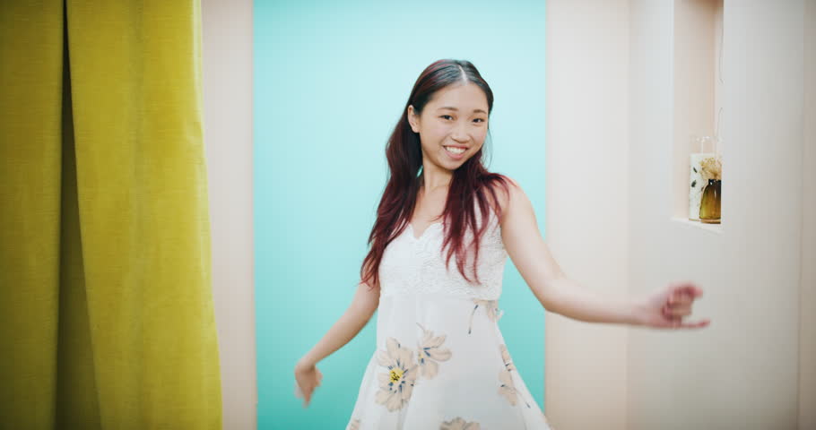 4k00 17fashionable Female Opening Curtain To Dressing Room And