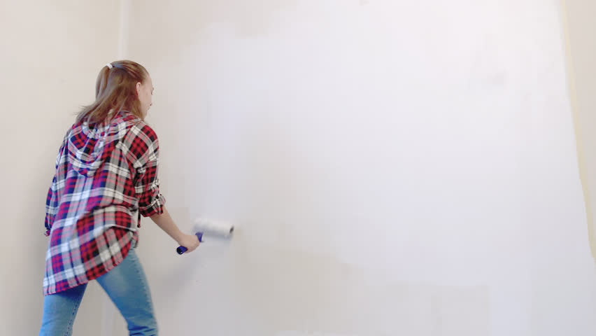 Teen Girl Painting Interior Walls Stockvideos Filmmaterial 100 Lizenzfrei 1023395596 Shutterstock