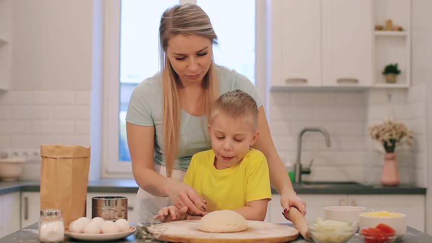 Polina s mother cook. Семья Муками. Help my mum pictures for Kids. Mom and boy Cook.