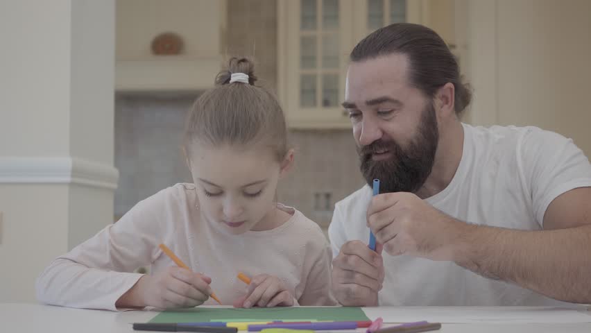 4k00 07bearded Man Looking At His Little Girl Drawing With Markers