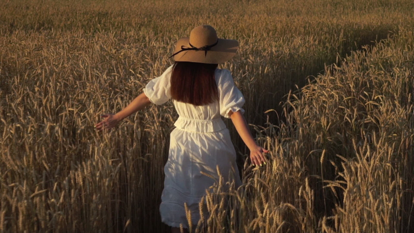 girl-walking-in-thing-video