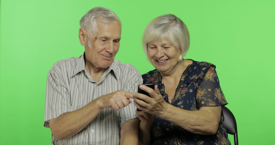 Бабушка со смартфоном. Реальная с разговорами пожилых