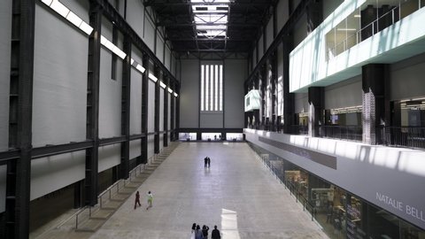 London United Kingdom Uk 06 27 2019 People Walking In The Hall Of The Tate Modern Museum