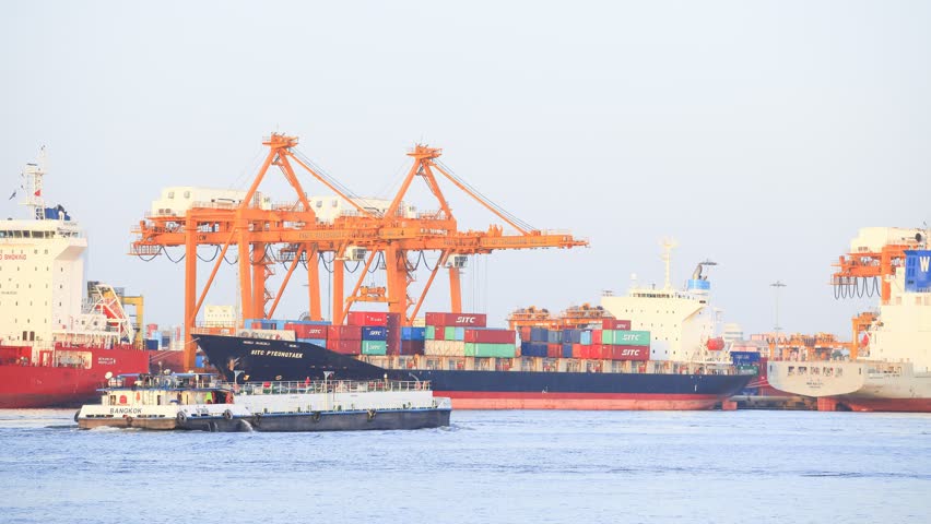 Klong Toey Port, Bangkok, Thailand-August 03,2014: Crane Lifting Cargo ...