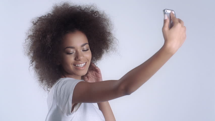 Young Mulatto Girl With Mobile Stock Videoer 100 Royaltyfri