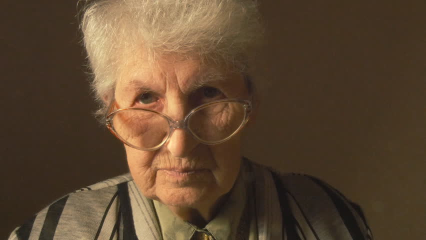 Бабушку грея. Бабушки смотрят в очках. Бабка в очках смотрит в камеру. Бабушка эмоции. Grandma in Black Eyeglasses.