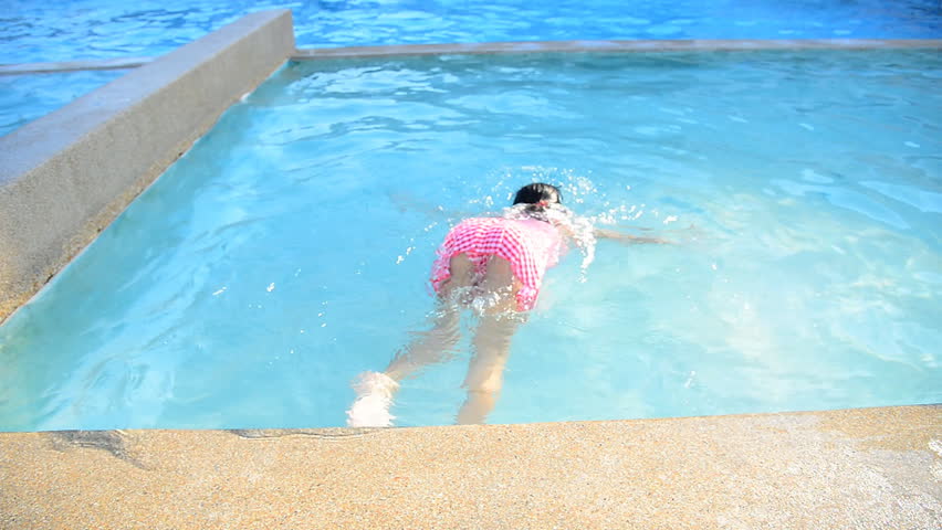 asian-girl-poops-at-pool