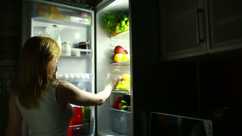 Открытый холодильник в темноте. Открытый холодильник ночью. Холодильник в темноте. Открытый холодильник. Человек ночью у холодильника.