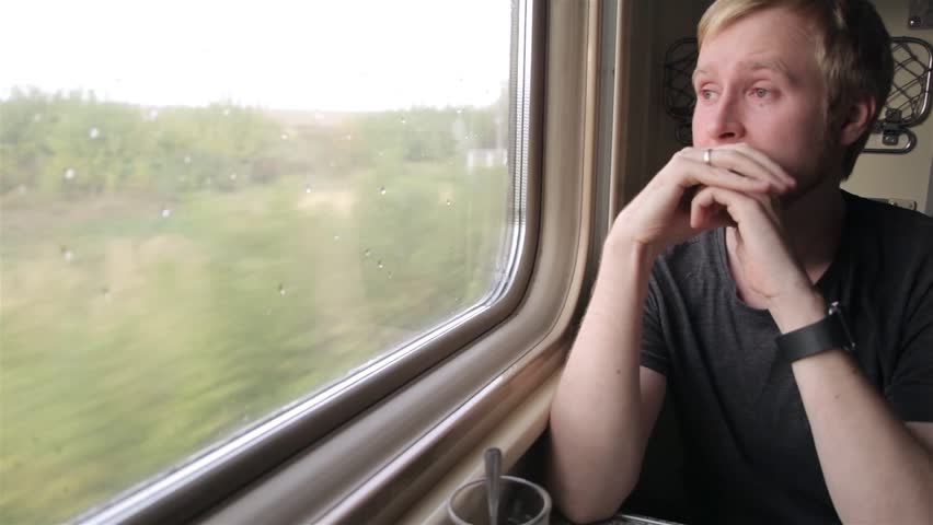 Кидает взгляд. Поезд пыльный и прощание. Несёт нас поезд жизни в никуда. Man looking through Bus Window.