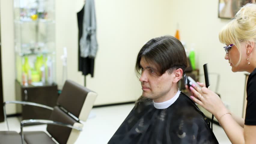 Hd00 13hairdresser Cuts Hair On Nape To Man To Brunet With Long