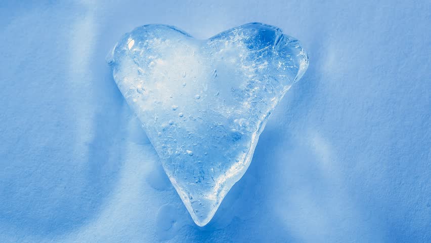 Тающая льдинка. Голубой лед. Сердце во льду. Ледяное сердце. Ледяное сердечко.