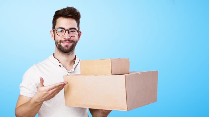 коробка в руках. человек с коробками. Box holding. мужчина держит коробки в полный рост. Box holding.