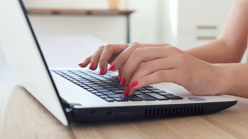 Type your message. Клавиатура для девушек. Девушка печатает сообщение. Girl on Legs typing Laptop.