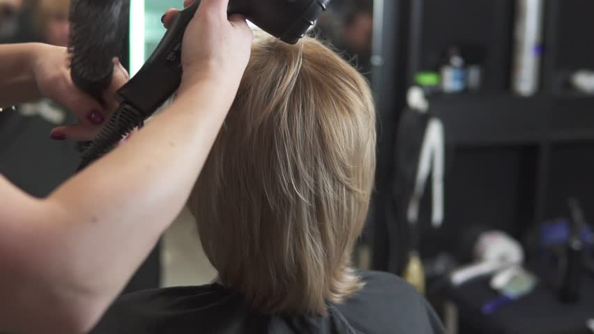 Professional Hair Dresser Using A Stockvideos Filmmaterial 100