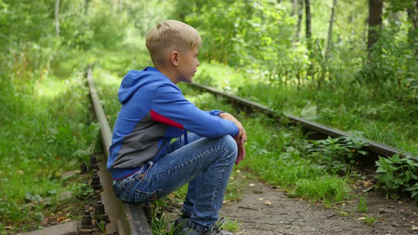 Мальчик давит. Мальчик подросток в кустах. Бедный мальчик сидит на улице. Мальчик подросток сидит на земле. Мальчик на бордюре.