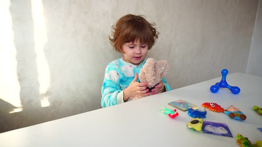Little Girl Sitting Holding Plush Videos De Stock 100 Libres De Droit 32847766 Shutterstock