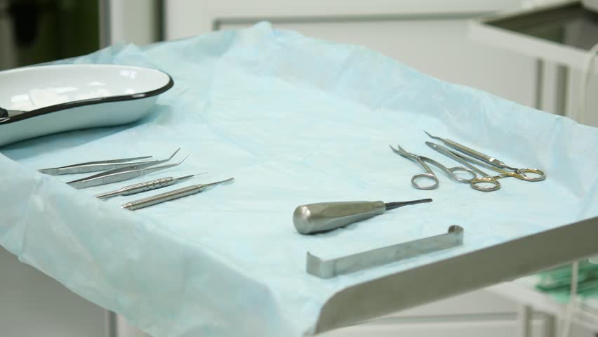Стерильный стол в процедурном. Малый операционный стол накрытие. Техника накрытия стерильного стола в операционной. Накрытие перевязочного стола. Накрытие стерильного перевязочного стола.