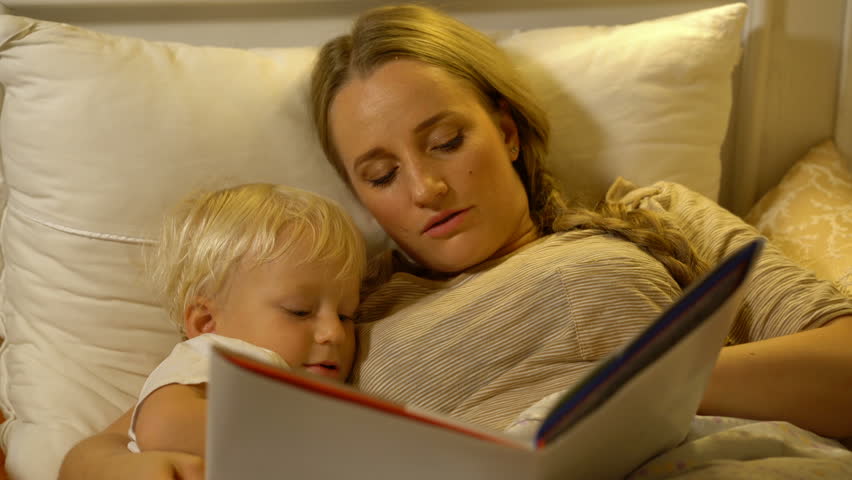 Спящую маму и син. Мать с сыном спят в кровати. Сонные мамаши. Мамочки и Сыночки в постели.