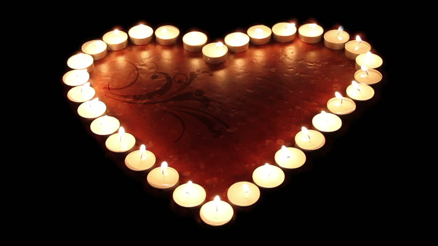 Сердце из свечей на столе