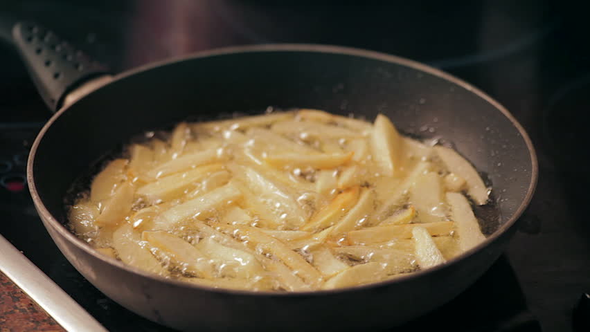 Картошку кидают в кипящую воду. Картофель в кипящем масле. Жареная картошка в кипящем масле. Лук в кипящем масле. Слайсы картофеля в кипящем масле.
