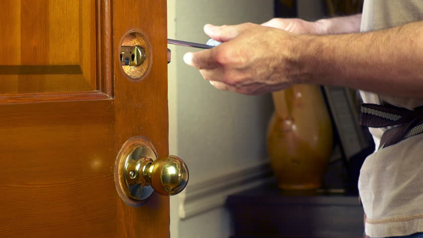 4k00 17a Handyman Removing A Door Knob From A Front Door